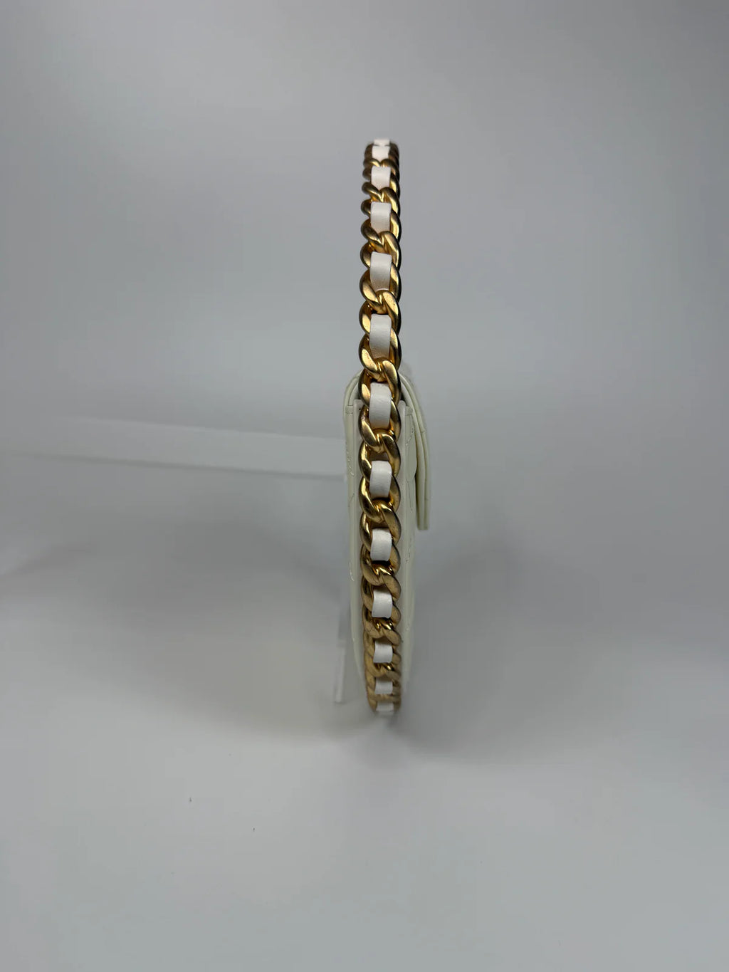 CHANEL WHITE QUILTED PATENT LEATHER CHAIN AROUND HOOP BAG