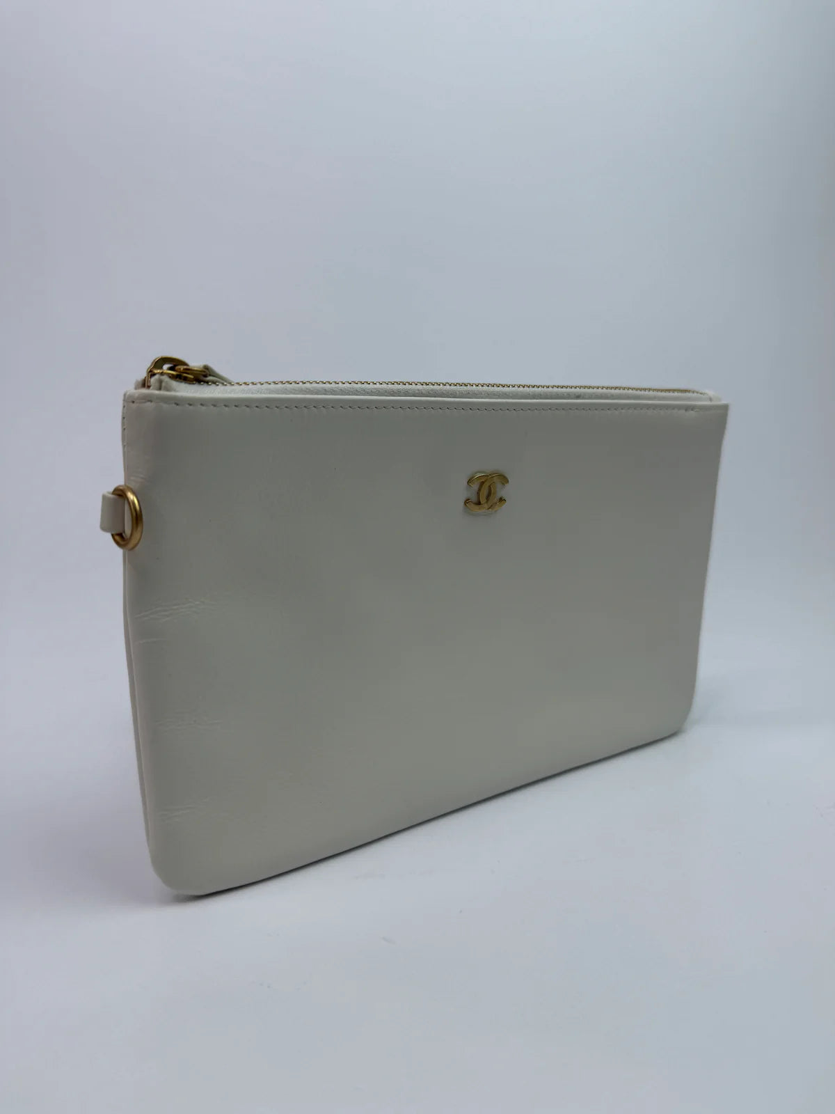 CHANEL 22 MEDIUM IN WHITE CALFSKIN LEATHER WITH GHW