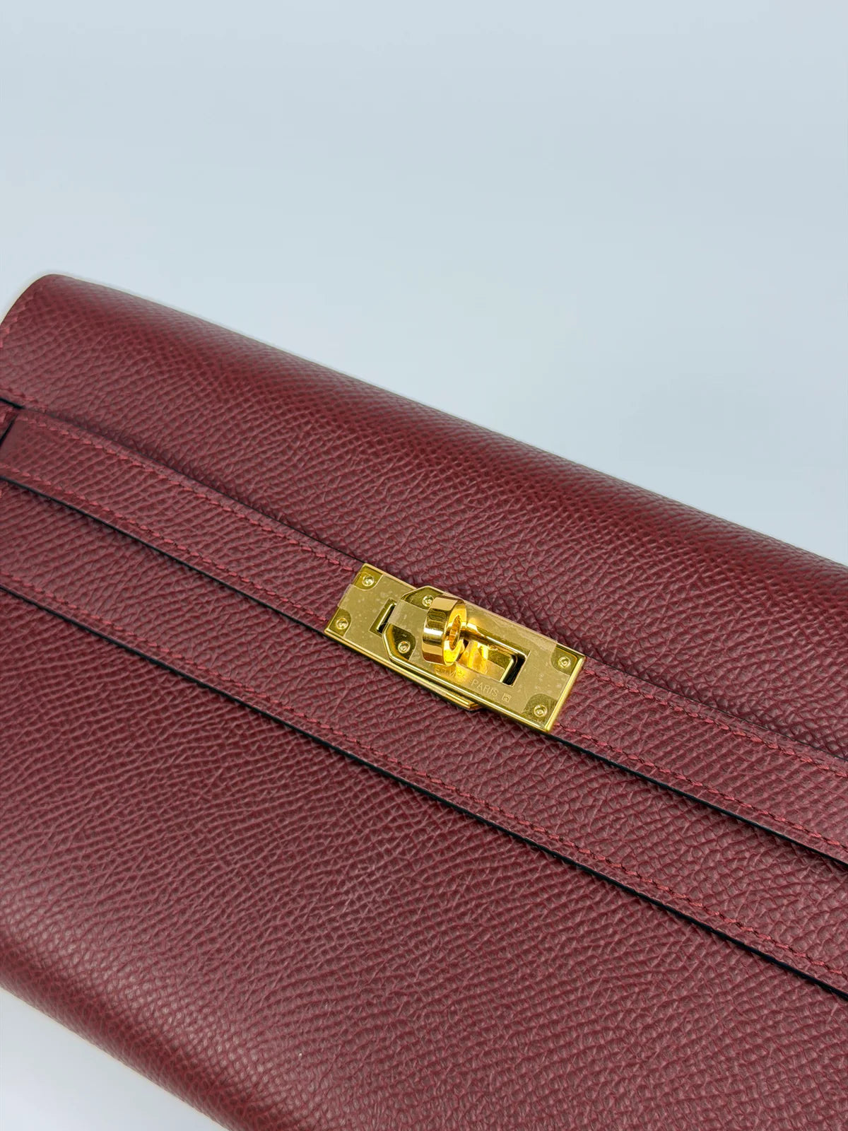 HERMÈS KELLY TO GO IN BURGUNDY EPSOM LEATHER WITH GOLD HARDWARE
