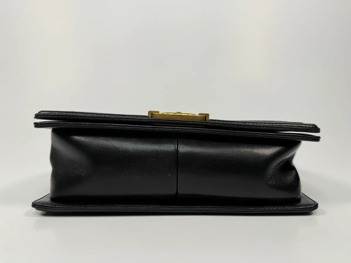 CHANEL BLACK CHEVRON FABRIC & LAMBSKIN LEATHER MEDIUM BOY BAG WITH GOLD HARDWARE