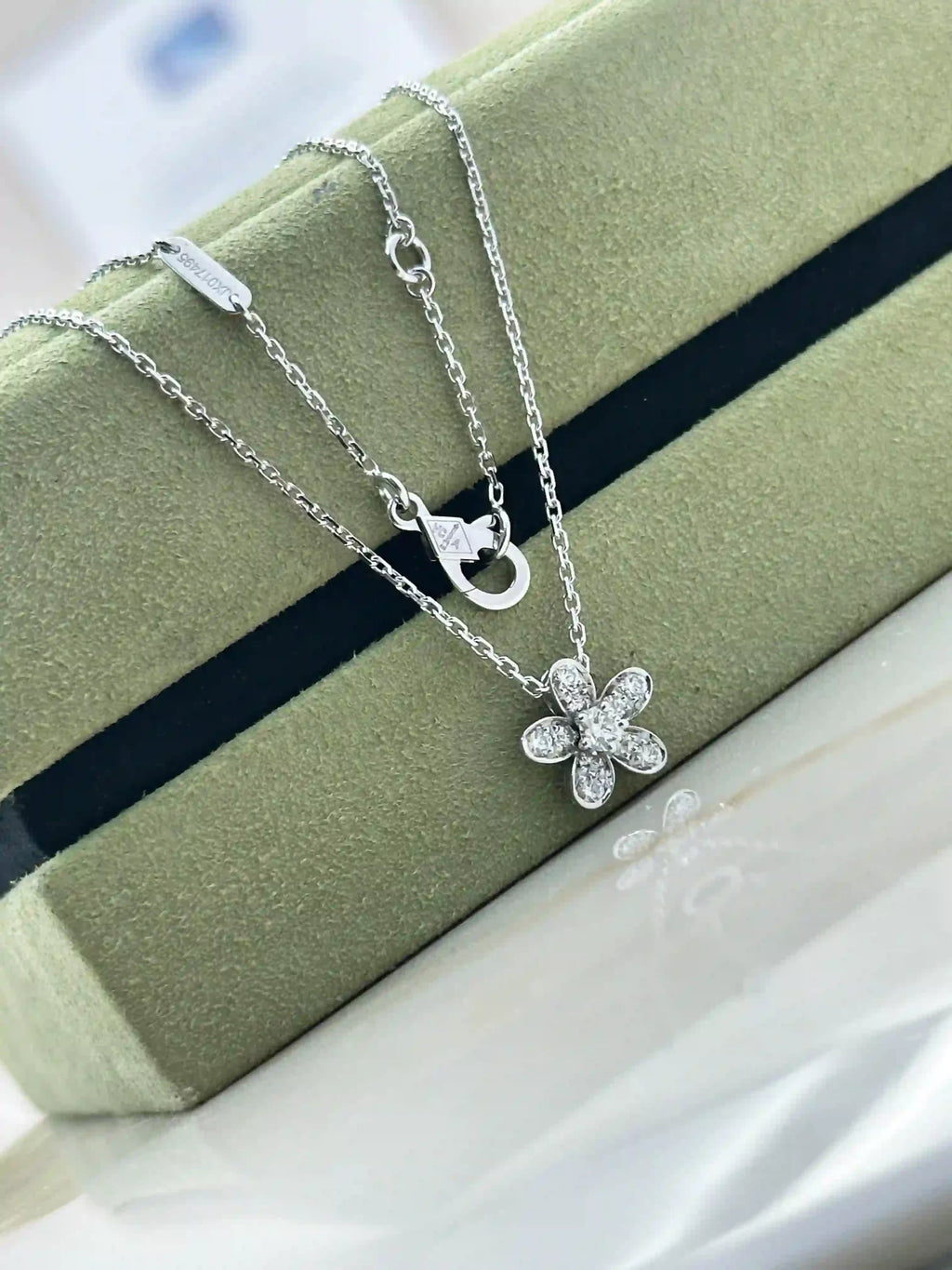 Van cleef and Arpels Socrate Pendant