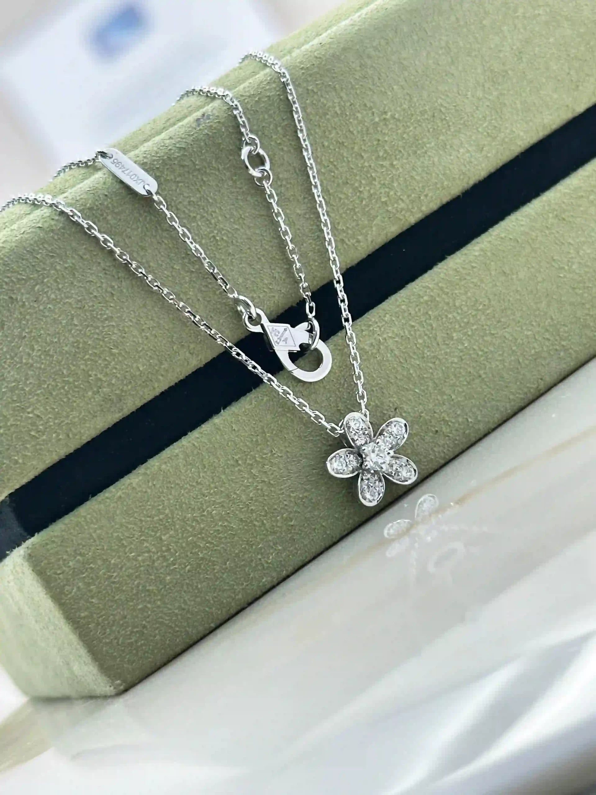 Van cleef and Arpels Socrate Pendant