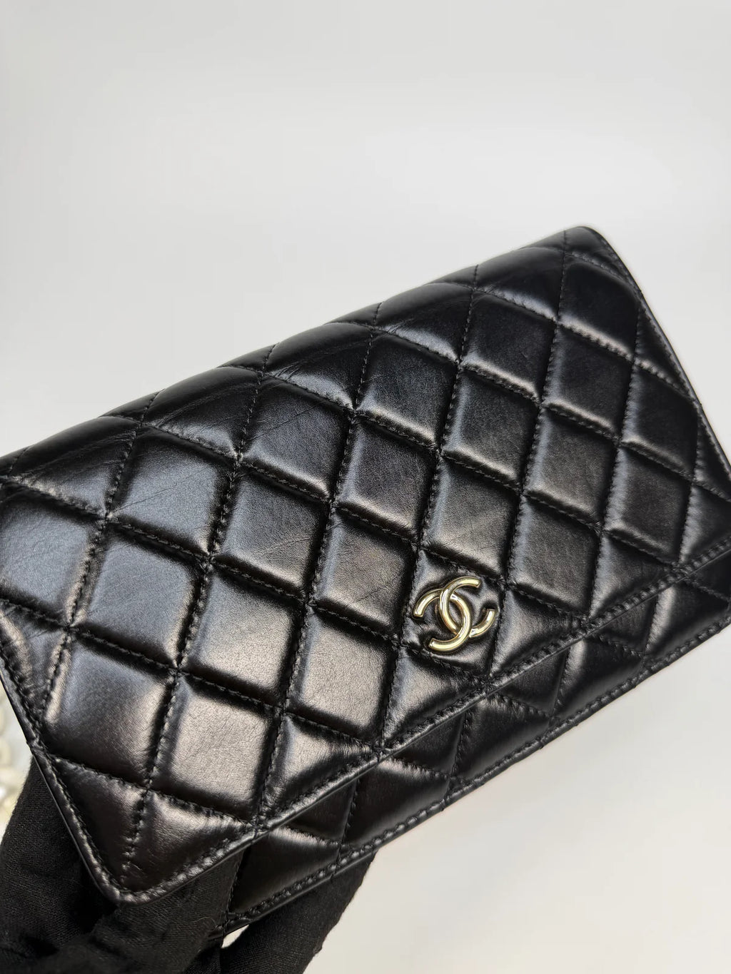 CHANEL PEARL WALLET ON CHAIN IN BLACK LAMBSKIN LEATHER WITH PALE GOLD HARDWARE