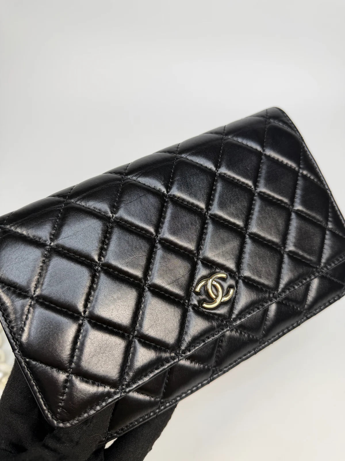 CHANEL PEARL WALLET ON CHAIN IN BLACK LAMBSKIN LEATHER WITH PALE GOLD HARDWARE