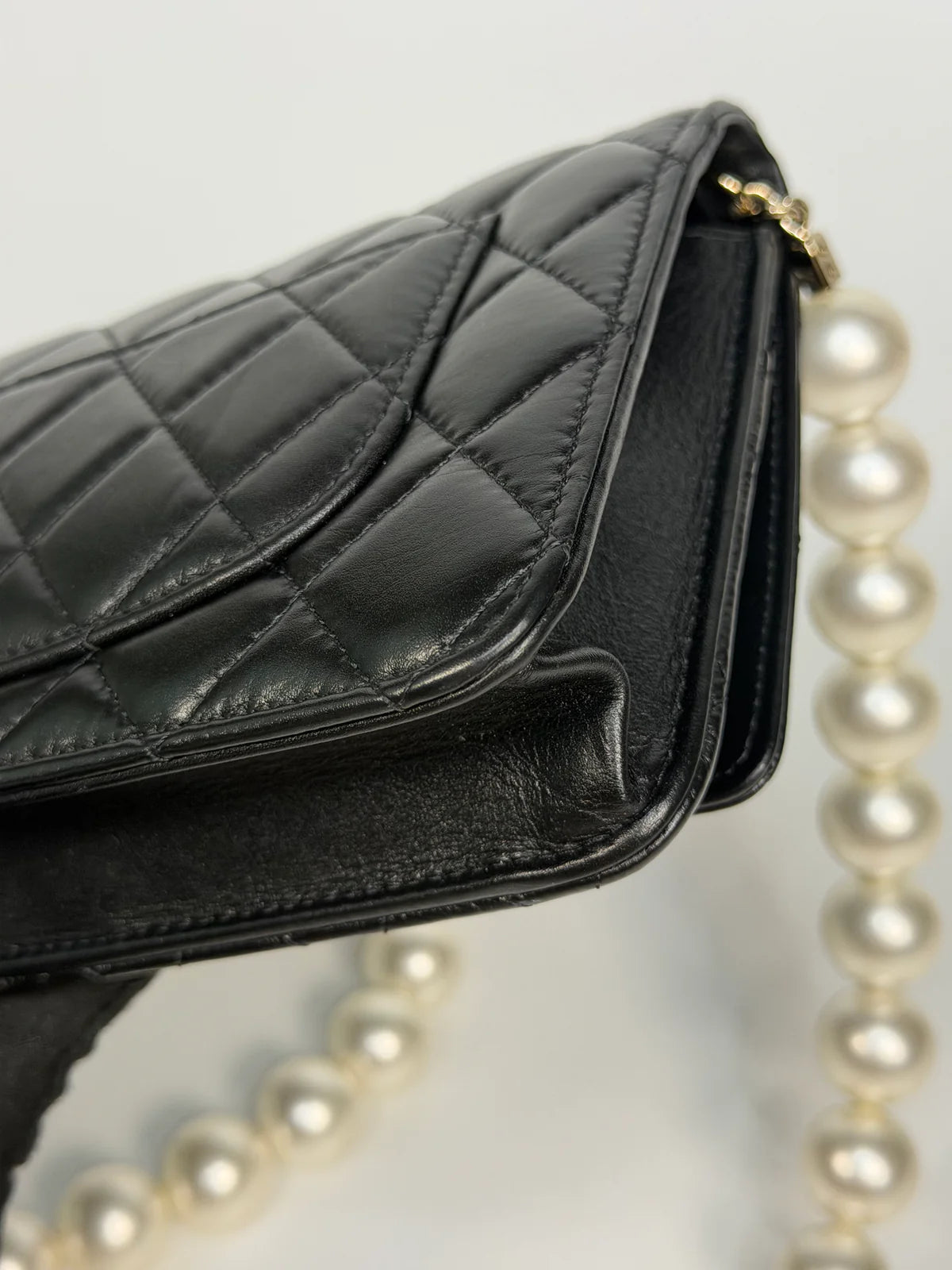 CHANEL PEARL WALLET ON CHAIN IN BLACK LAMBSKIN LEATHER WITH PALE GOLD HARDWARE