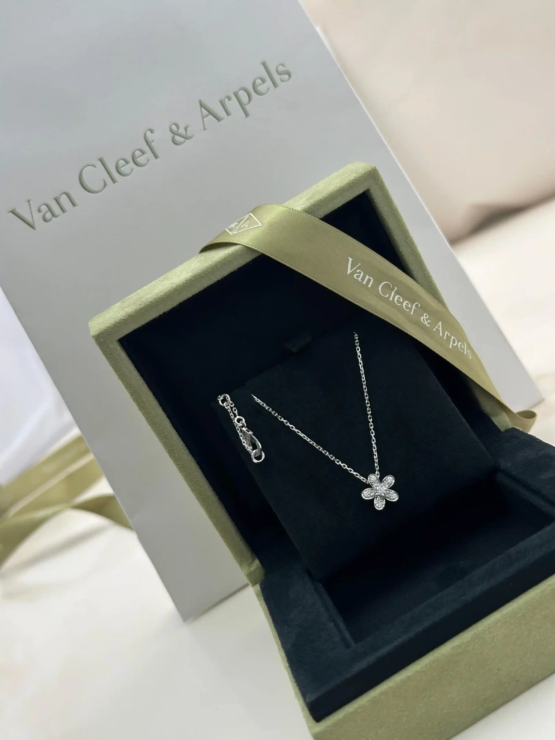 Van cleef and Arpels Socrate Pendant