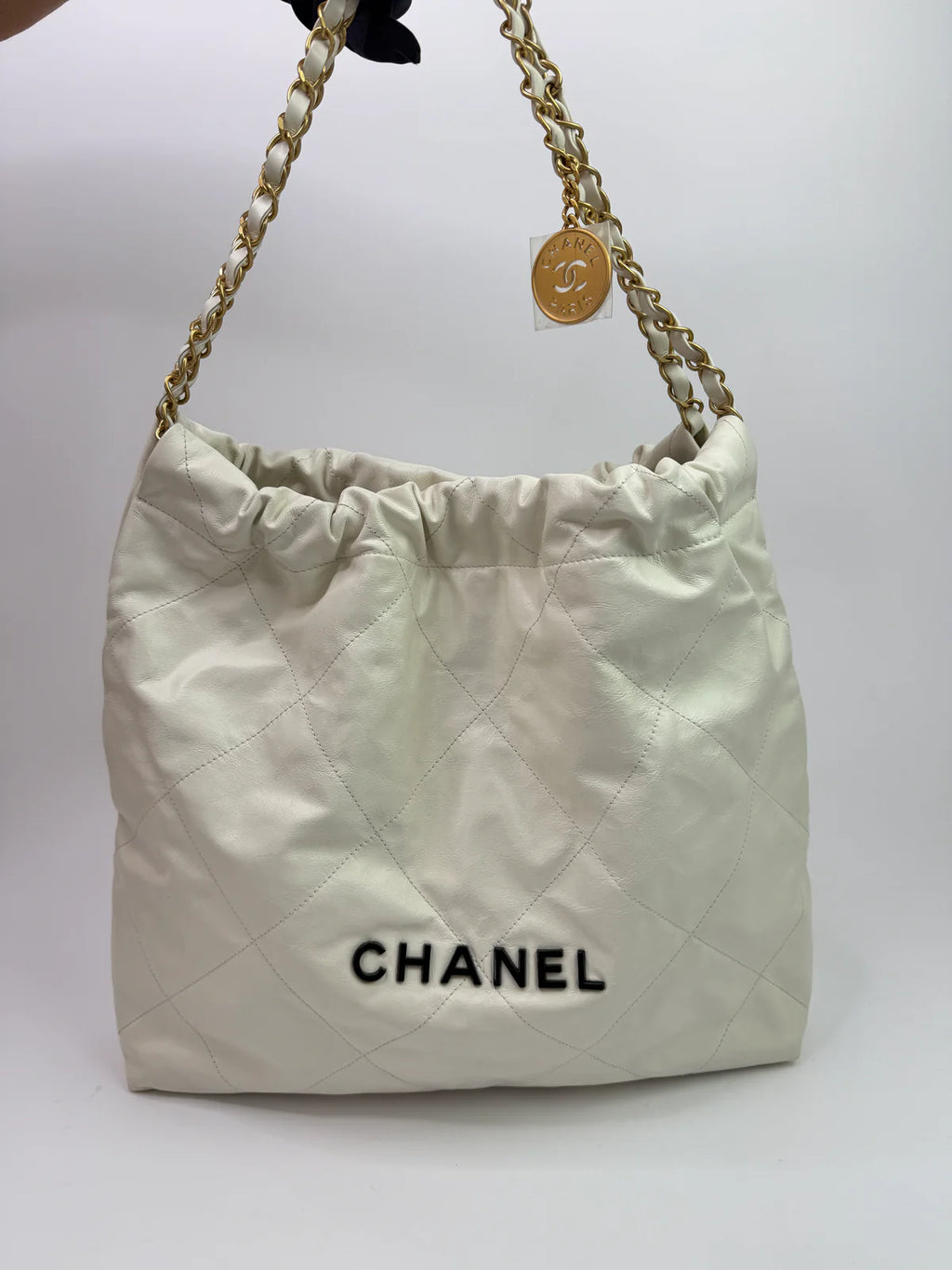 CHANEL 22 MEDIUM IN WHITE CALFSKIN LEATHER WITH GHW