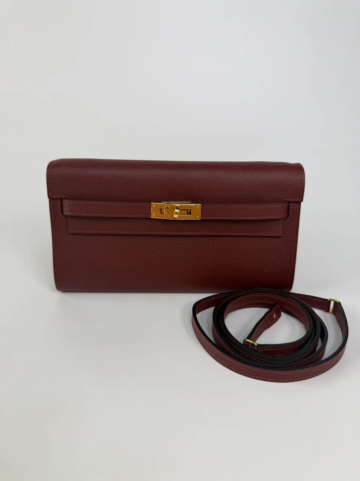 HERMÈS KELLY TO GO IN BURGUNDY EPSOM LEATHER WITH GOLD HARDWARE