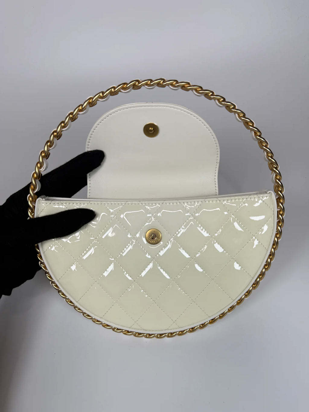 CHANEL WHITE QUILTED PATENT LEATHER CHAIN AROUND HOOP BAG