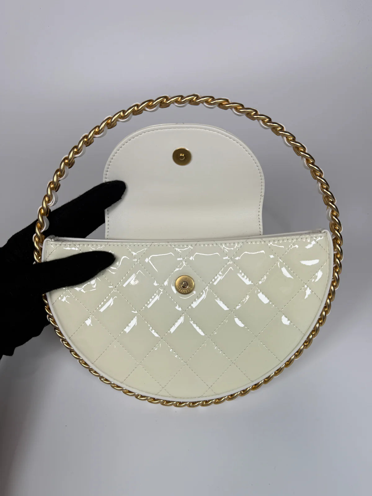 CHANEL WHITE QUILTED PATENT LEATHER CHAIN AROUND HOOP BAG