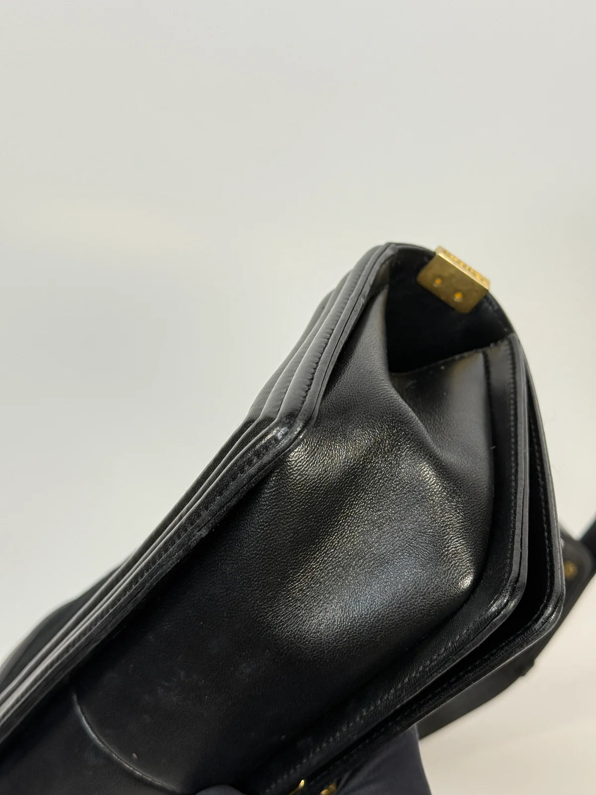 CHANEL BLACK CHEVRON FABRIC & LAMBSKIN LEATHER MEDIUM BOY BAG WITH GOLD HARDWARE