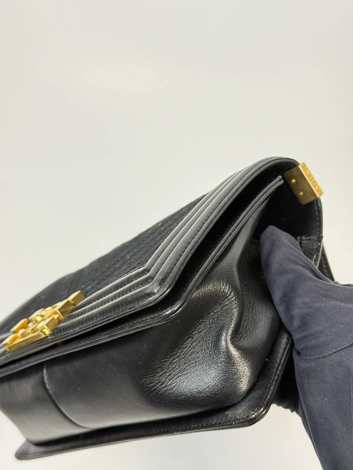 CHANEL BLACK CHEVRON FABRIC & LAMBSKIN LEATHER MEDIUM BOY BAG WITH GOLD HARDWARE
