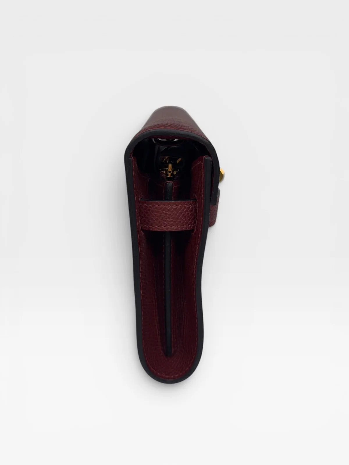 HERMÈS KELLY TO GO IN BURGUNDY EPSOM LEATHER WITH GOLD HARDWARE