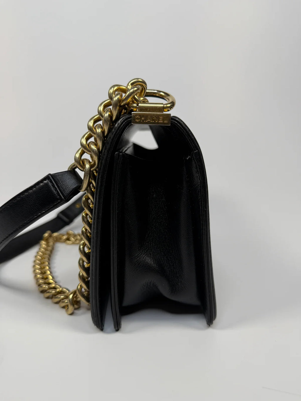 CHANEL BLACK CHEVRON FABRIC & LAMBSKIN LEATHER MEDIUM BOY BAG WITH GOLD HARDWARE